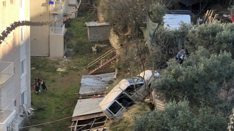 Bursa’nın Gemlik’te 50 metreden hobi bahçesine uçan kamyonetin altında kalan