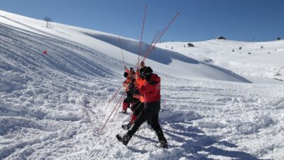 Bursa’da kar altında zamana karşı yarış