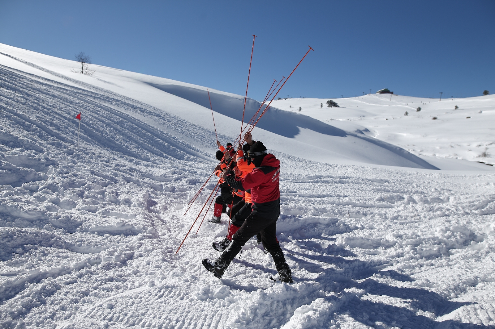 Bursa’da kar altında zamana karşı yarış