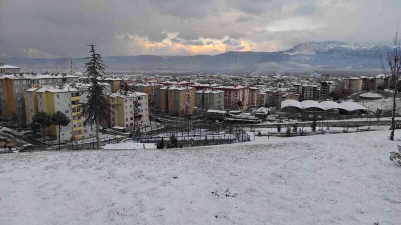 Bursa’nın Kestel ilçesinde gece başlayan kar yağışı şehir merkezi ve