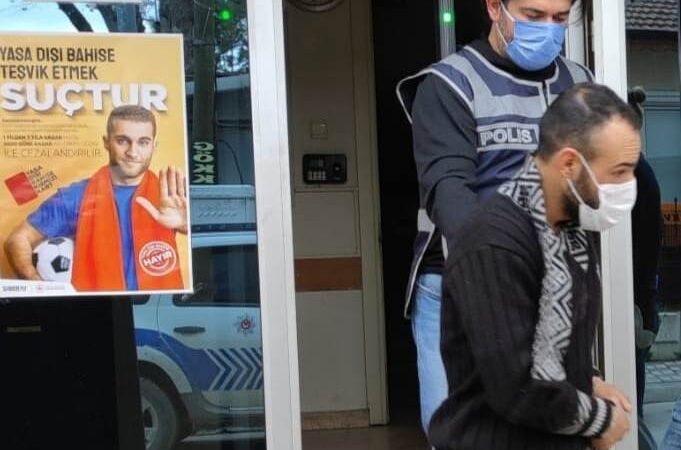 Bursa’da mahallelinin korkulu rüyası haline gelmişti! Suçüstü yakalandı Bursa’nın Mustafakemalpaşa ilçesinde yaklaşık 5 bin kişinin yaşadığı iki mahallenin