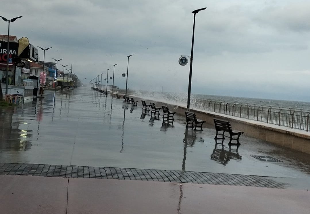 Mudanya’da şiddetli fırtına! Sahiller boş kaldı, seferler iptal…