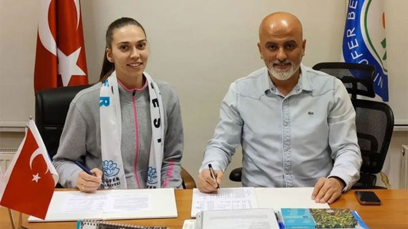 Nilüfer Belediyesi Kadın Voleybol Takımı, pasör çaprazı olarak görev yapan
