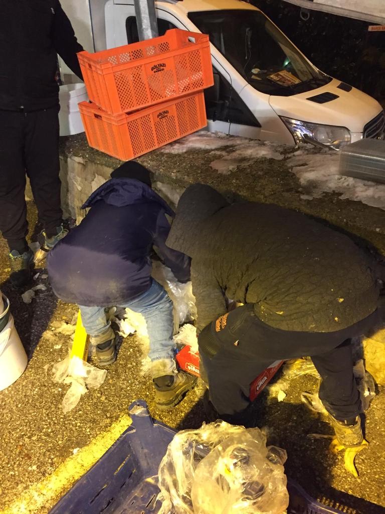 Bursa’nın görünmeyen yüzü! Bu ilçenin ünlü pazarından atık toplayanlar…