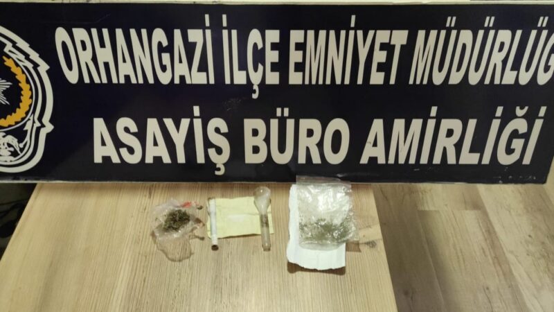 Bursa’da uyuşturucu tacirlerine göz açtırılmıyor: 2 tutuklama Bursa’nın Orhangazi ilçesinde polis ekipleri üzerlerinde uyuşturucu madde ile yakalanan