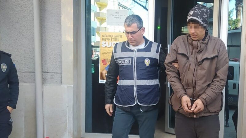 Bursa’da ‘oto faresi’ polisten kaçamadı… Bursa’nın Mustafakemalpaşa ilçesinde bir otomobilden çaldığı akü ve plakaları gözüne