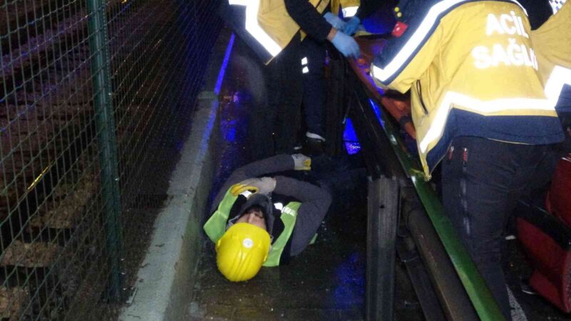 Bursa'nın Osmangazi ilçesinde metronun elektrik bakımını yapan işçilere otomobil çarptı,