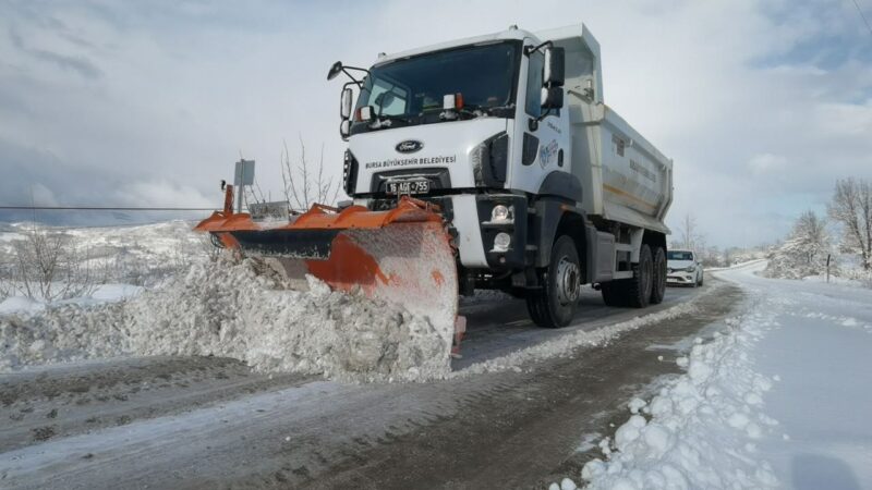 Bursa’da bir metreyi bulan karlı yolları aşıp şifa dağıttılar