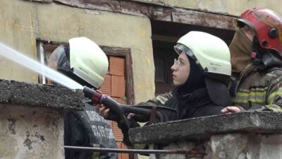 Bursa’da çıkan yangını öğrenciler söndürdü…