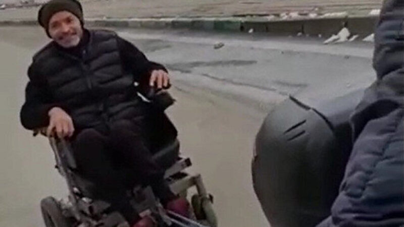 Bursa’da insanlık ölmemiş dedirten olay Bursa'da bir motokurye, dondurucu soğukta engelli aracının aküsü biten ve
