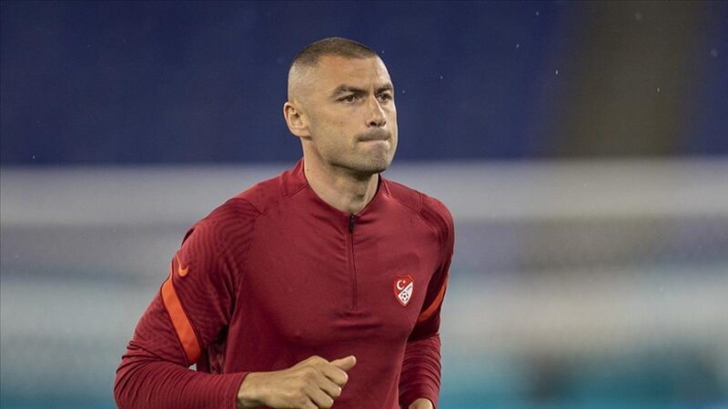 Fransa Birinci Futbol Ligi ekiplerinden Lille'de forma giyen Burak Yılmaz,