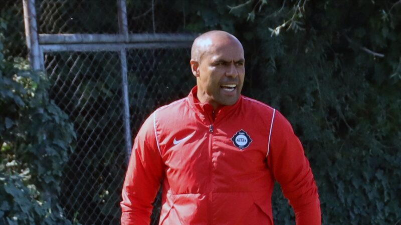 Spor Toto Süper Lig ekiplerinden Altay'da Mustafa Denizli'nin ardından teknik