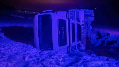 Bursa’da tır şarampole devrildi, 10 ton süt yola döküldü