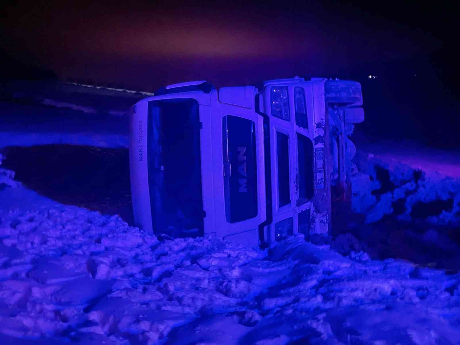 Bursa’da tır şarampole devrildi, 10 ton süt yola döküldü