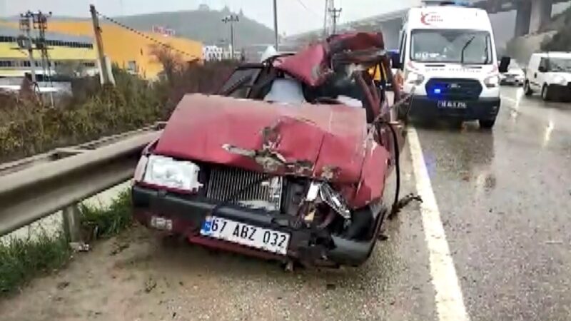 Bursa’da TIR'a arkadan çarpan otomobil hurdaya döndü. Sıkışan sürücüye ilk
