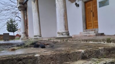 Bursa’nın tarihi türbesinde şok görüntüler!