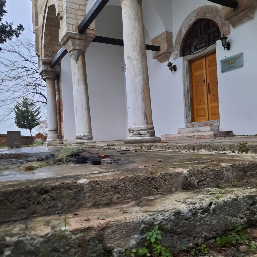 Bursa’nın tarihi türbesinde şok görüntüler!