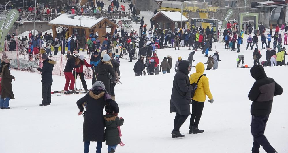 Uludağ tıklım tıklım! Adım atacak yer kalmadı…