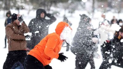 Bursa’da üniversitede öğrenci ve akademisyenlerin kartopu savaşı