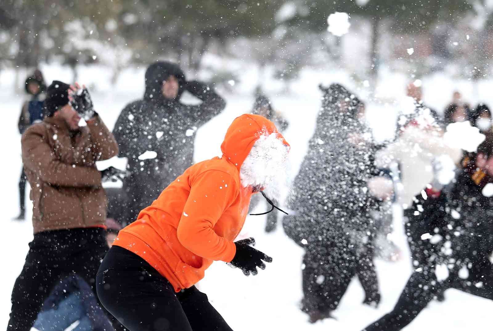 Bursa’da üniversitede öğrenci ve akademisyenlerin kartopu savaşı Bursa’da üniversitede öğrenci ve akademisyenlerin kartopu savaşı