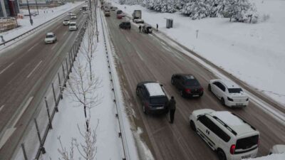 Yoldan çıkan otobüs ve kamyonlar Bursa-İzmir karayolunu trafiğe kapattı