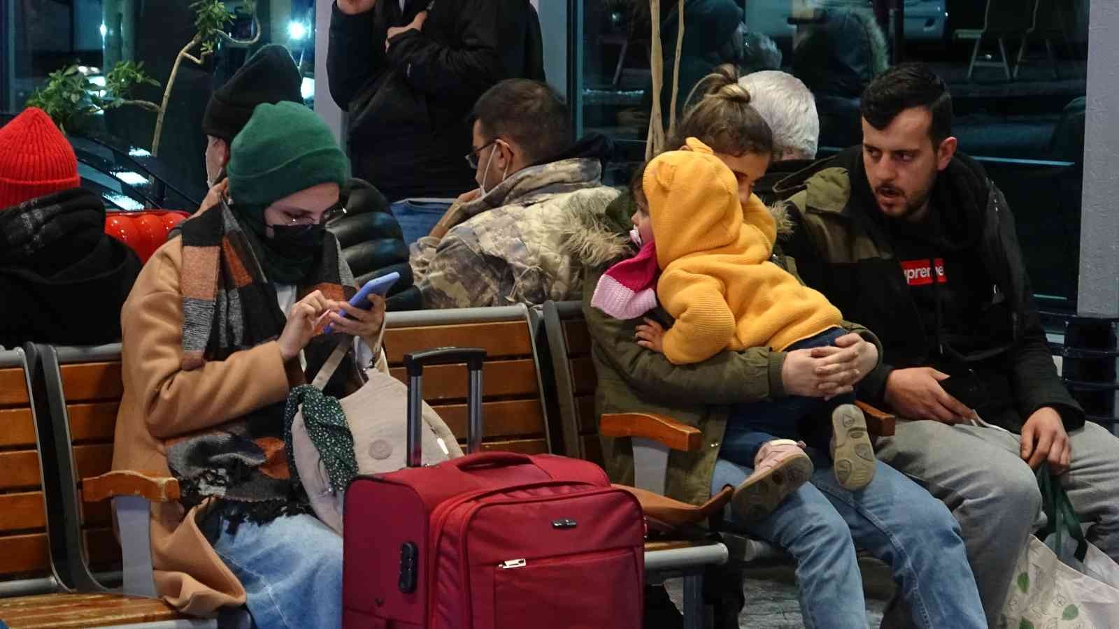 Bursa’da yüzlerce vatandaş terminalde kaldı Bursa’da yüzlerce vatandaş terminalde kaldı