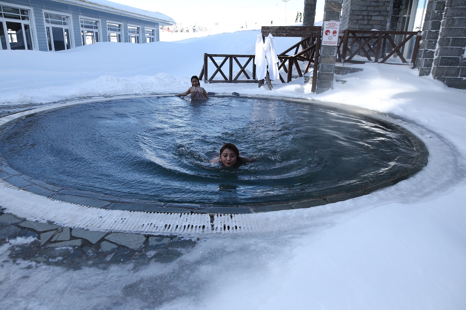 Zirvede turistlerin kar üstünde hamam sefası
