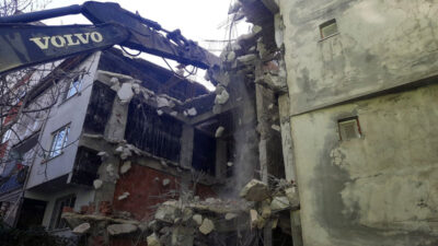 Osmangazi’de 4 katlı kaçak ev yıkıldı