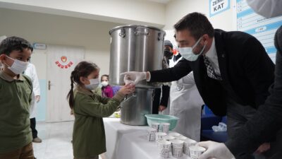 Kestel Belediyesi’nden çocuklara sıcak ballı süt ikramı