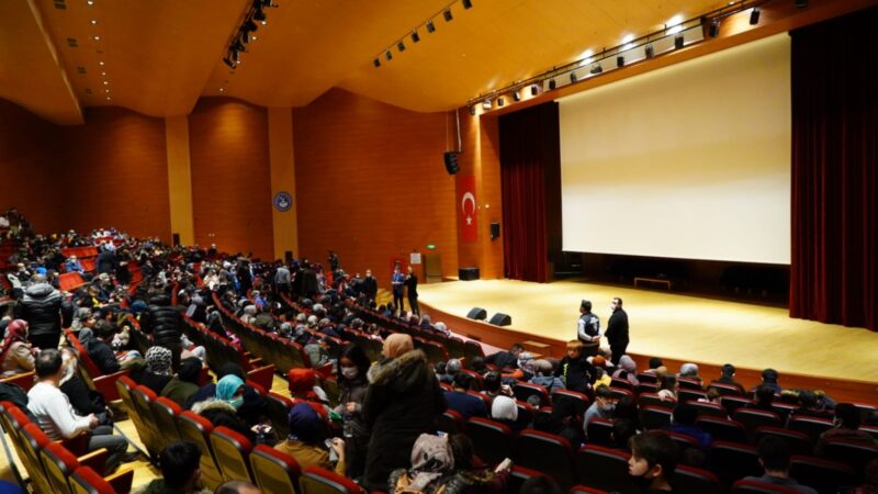 Kestel’de Kesişme: İyi ki Varsın Eren filmini 5 bin 500 kişi izledi Kestel Belediyesi, gişe rekorları kıran "Kesişme: İyi ki Varsın Eren"