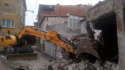Osmangazi’de bir metruk daha yıkıldı