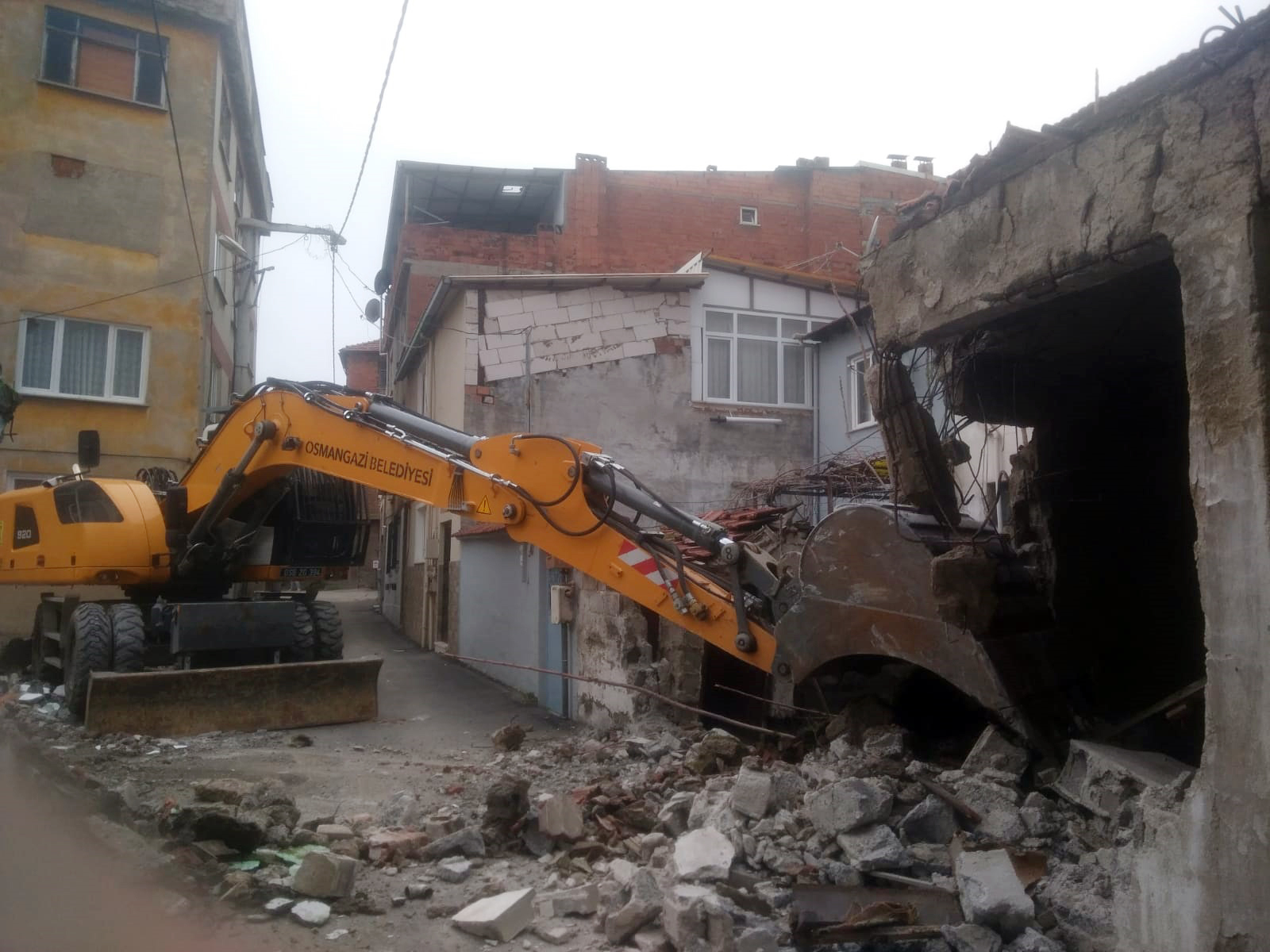 Osmangazi’de bir metruk daha yıkıldı