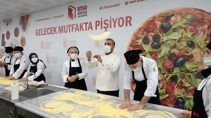 BTSO Mutfak Akademi ile hayallerinin peşinde koşuyorlar BTSO Mutfak Akademi ile hayallerinin peşinde koşuyorlar