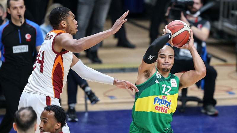 Timsah Aslan’ı parçaladı Timsah Aslan’ı parçaladı