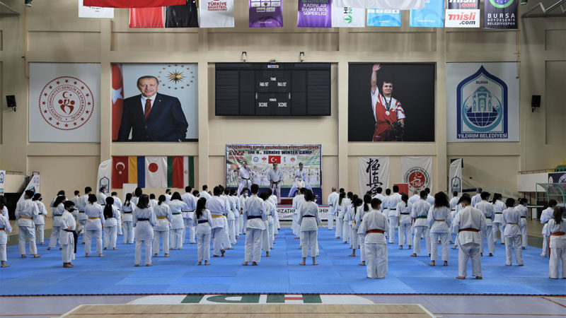 Sportif faaliyetlerin anaokulu seviyesine indirildiği Bursa'nın Yıldırım ilçesinde sağlanan modern