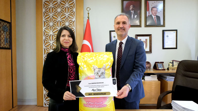 İnegöl’de ölen hamile kedinin karnını açıp yavrularını kurtardı