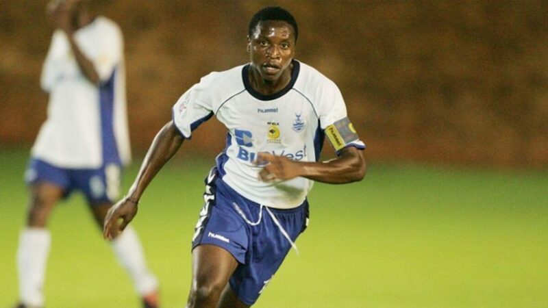 Eski futbolcu araba hırsızları tarafından öldürüldü Futbolu bıraktıktan sonra geçimini taksi şoförlüğü yaparak sağlayan Zimbabveli eski