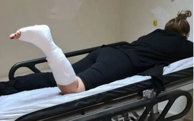 Konserde kaza geçirdi! Hastaneden paylaştı Konserde kaza geçirdi! Hastaneden paylaştı