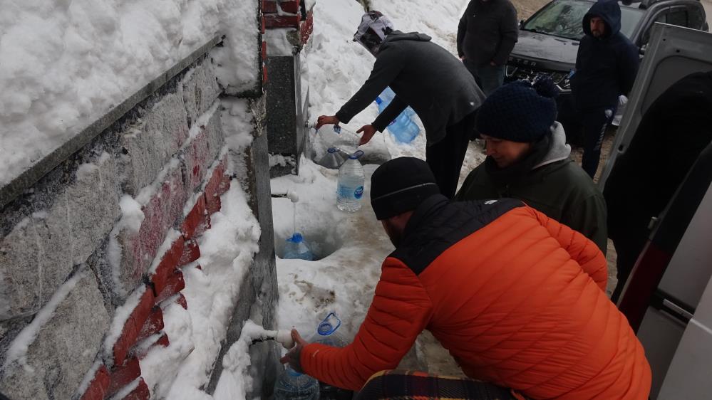 Bursa’da eksi 10 derecede metrelerce su kuyruğu