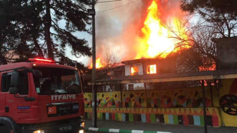 Bursa’da dehşet anları! İtfaiye erleri ölümden döndü Bursa’da bir ilköğretim okulunun etrafındaki 3 ahşap ev alev alev