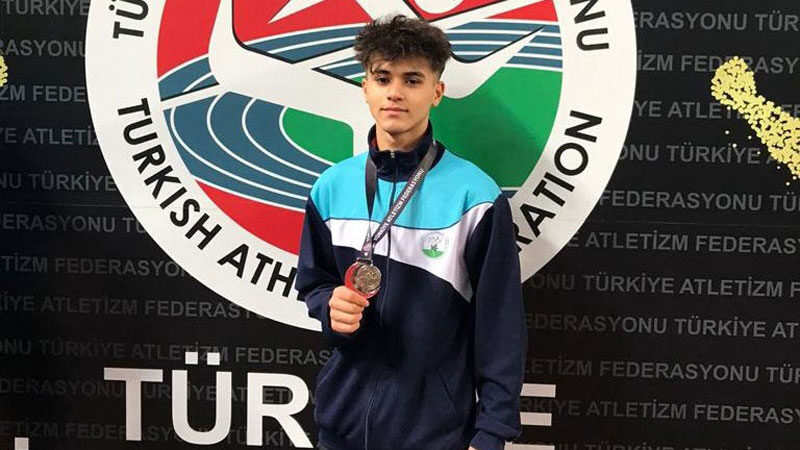 Osmangazi Belediyespor Atletizm Takımı sporcularından Vahti Asilkan, Türkiye U18 Salon
