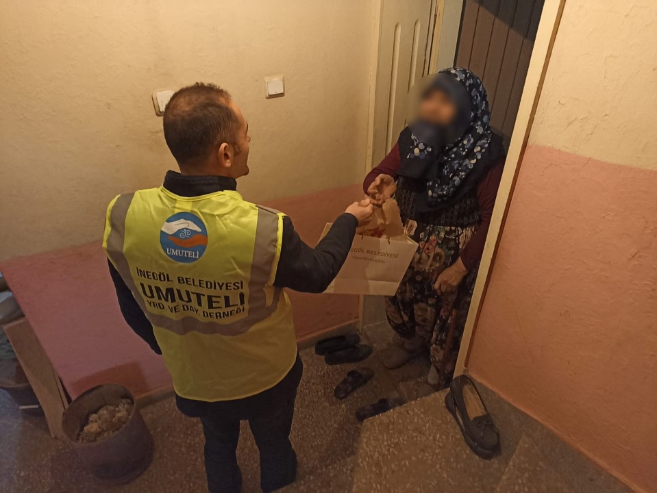 Bursa’da Umuteli ihtiyaç sahiplerini kandilde de yalnız bırakmadı