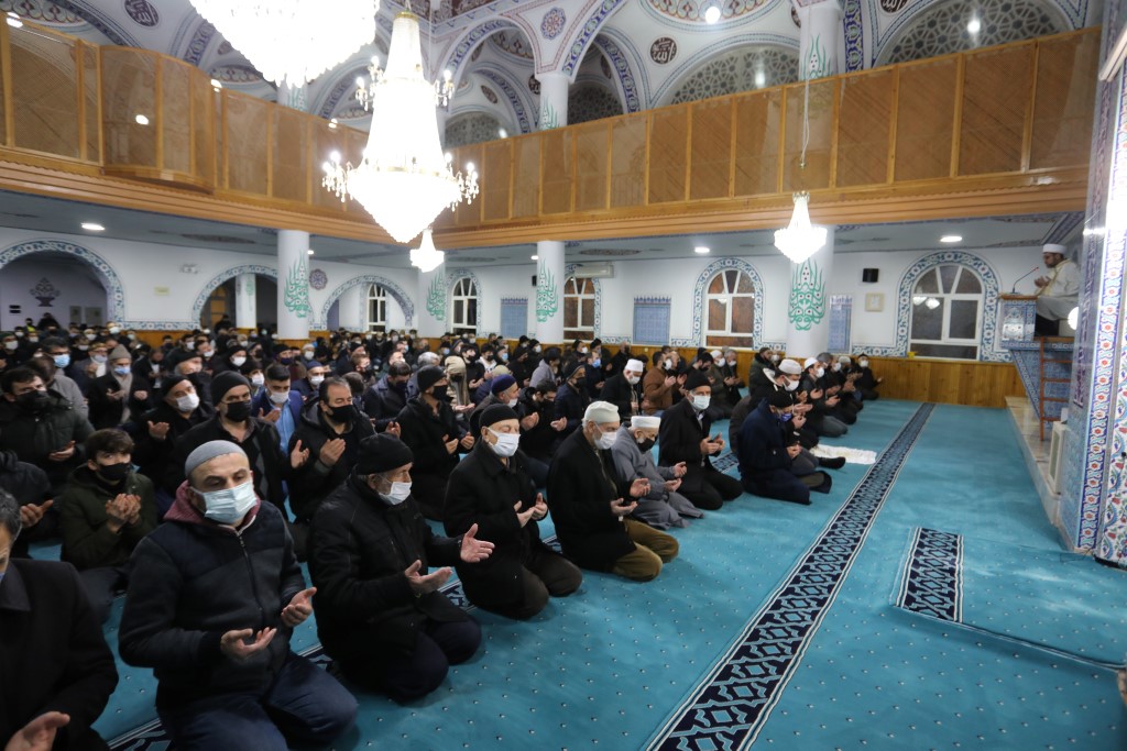 İnegöl’de kandil geleneği Yeni Mahalle Camii’nde devam etti