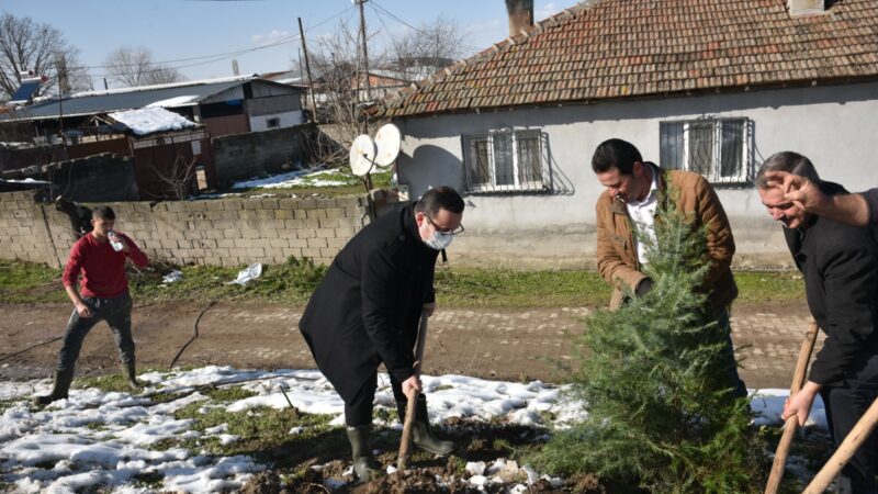 Mustafakemalpaşa Belediye Başkanı Mehmet Kanar kırsal Yamanlı mahallesinde liseli gençlerle