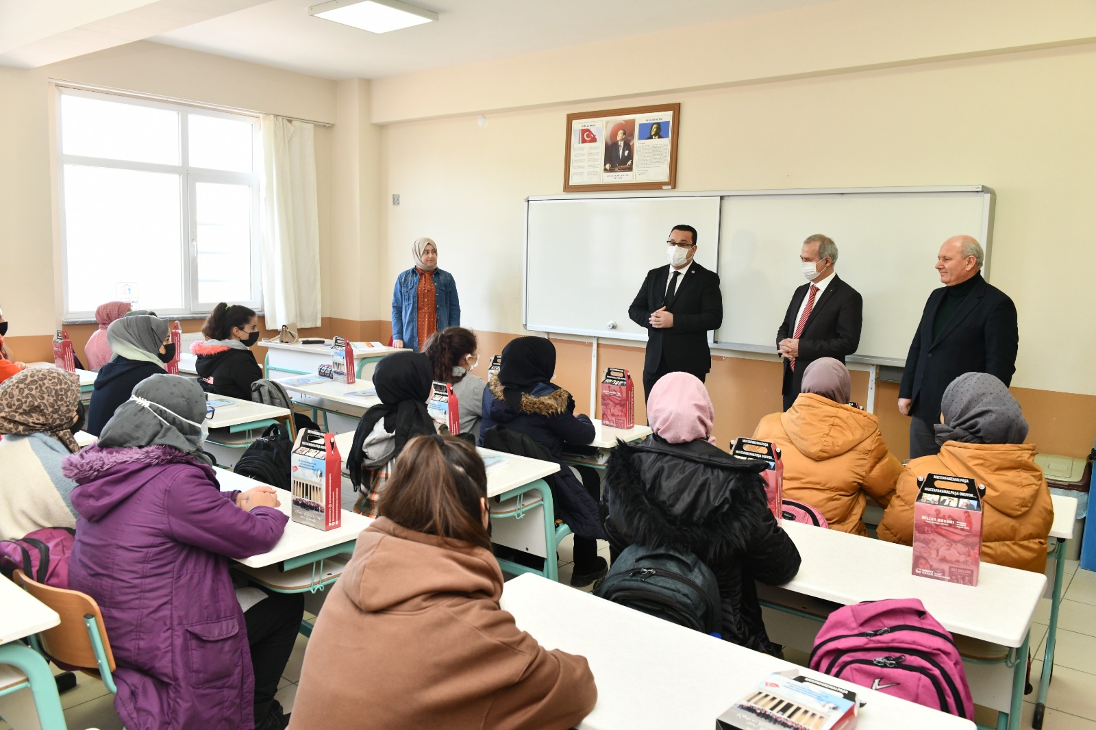 Başkan Kanar’dan ders başı yapan öğrencilere sürpriz