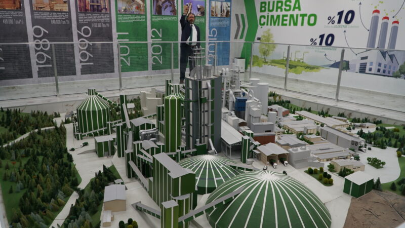 Çimento sektöründe fark yaratacak projeleri hayata geçirdiklerini dile getiren Bursa