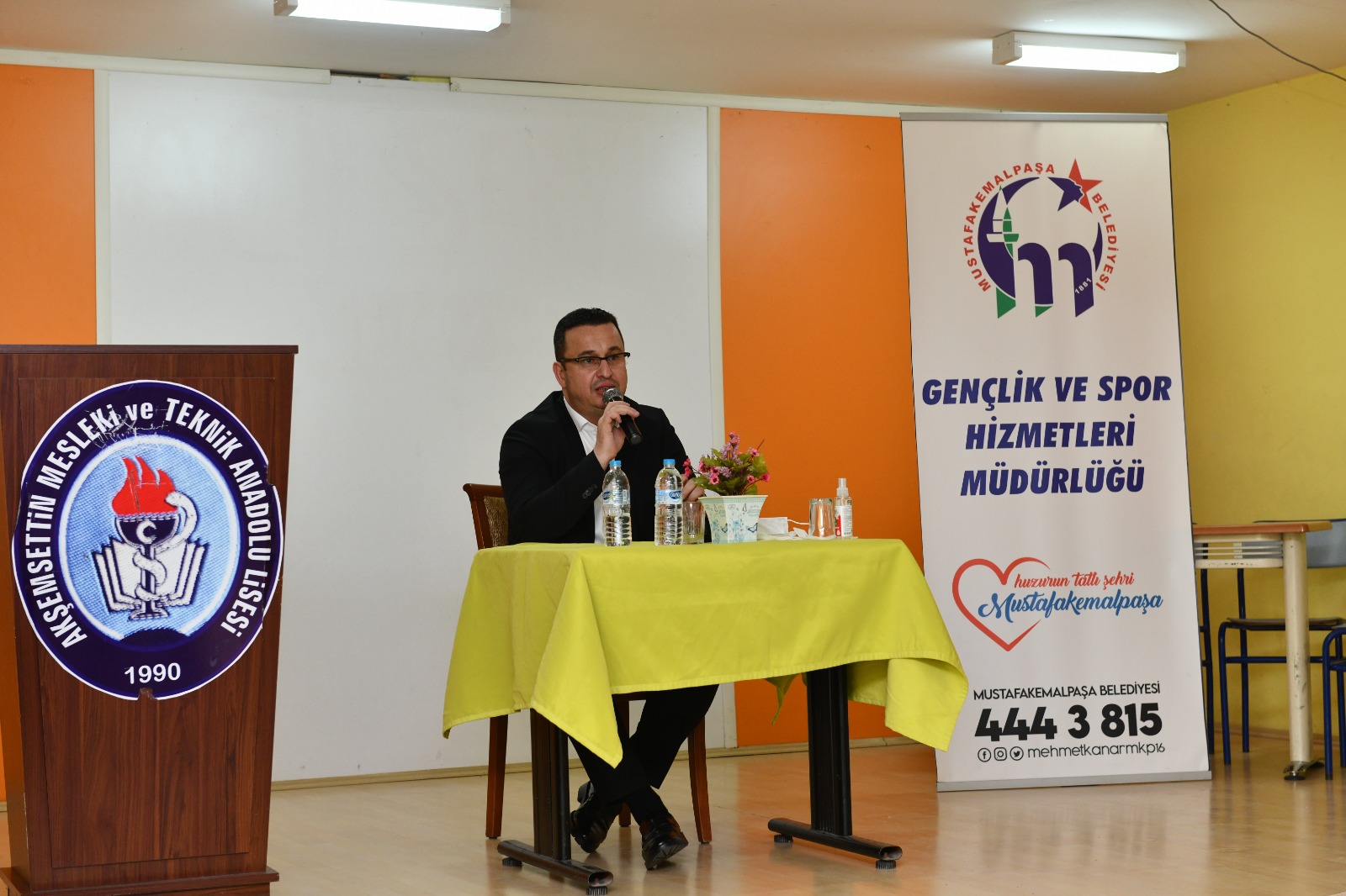 Mustafakemalpaşa Belediye Başkanı Mehmet Kanar öğrencilerle buluştu Mustafakemalpaşa Belediye Başkanı Mehmet Kanar öğrencilerle buluştu