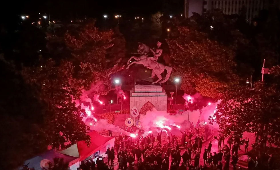 Samsun’da Atatürk Heykeli’nin önünde nöbet