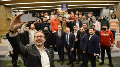 Bakan Kasapoğlu’ndan Uyumayan Kütüphane’ye tam not