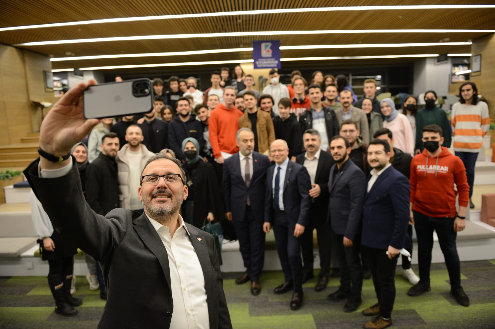 Bakan Kasapoğlu’ndan Uyumayan Kütüphane’ye tam not